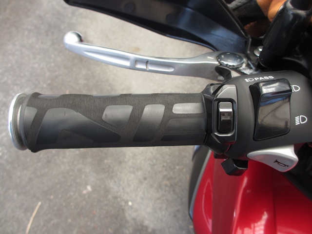 VFR800X グリップがネチャネチャに
