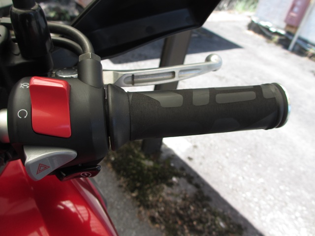 VFR800X グリップがネチャネチャに